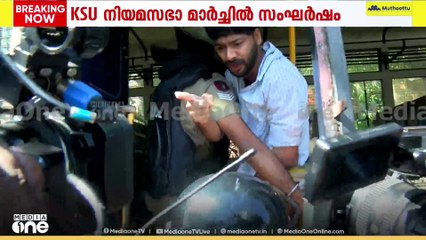 പൊലീസ് ഷീൽഡ് തറയിലടിച്ചു തകർത്തു. സർക്കാർ ഫ്‌ളക്‌സുകൾ വലിച്ചു കീറി റോഡിലെറിഞ്ഞു