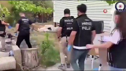 Evlerinin bahçesini uyuşturucu bahçesine çevirmişler