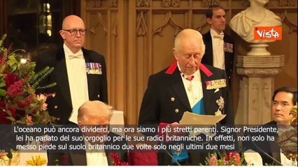Re Carlo III scherza con Trump al banchetto reale: Abbiamo campi da golf splendidi