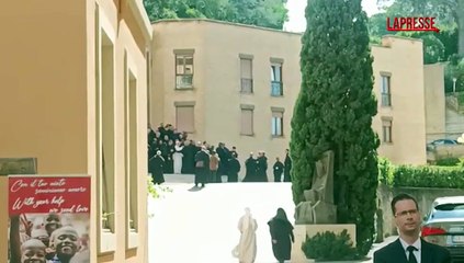 Papa Leone XIV incontra gli agostiniani e posa per una foto ricordo