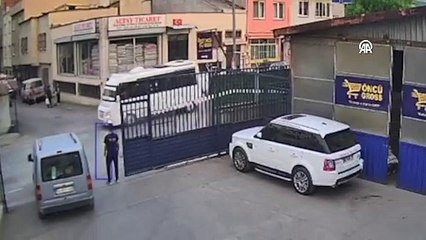 Bursa\'da park halindeyken şoförsüz hareket eden minibüsün durdurulması kamerada