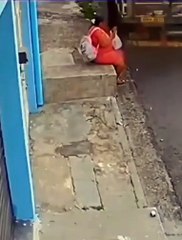 Mujer y su hija sobreviven a un brutal accidente con un camión