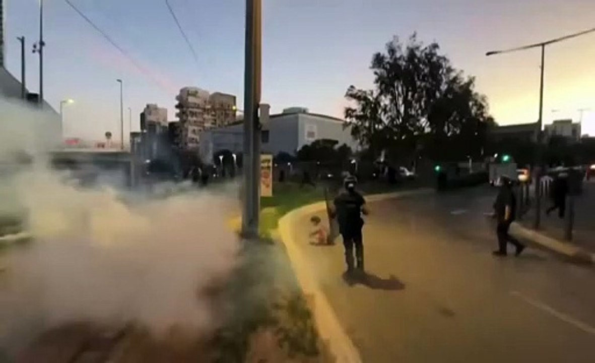 🚨 Marseille : une manifestante plaquée au sol par la police 👉 La scène choque : on entend la jeune femme répéter « je me casse, pardon pardon ».