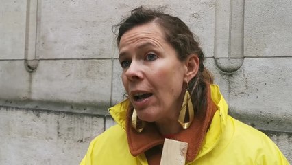 Plusieurs associations se mobilisent devant l’ambassade américaine contre la destruction de contraceptifs de l'USAID