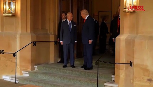 Trump saluta re Carlo III prima di lasciare il Castello di Windsor