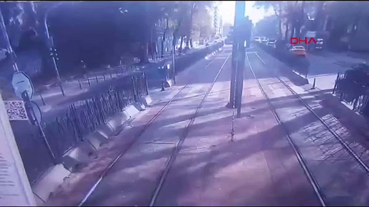Beyoğlu'nda tramvayın yayaya çarptığı anlar kamerada; durumu ağır