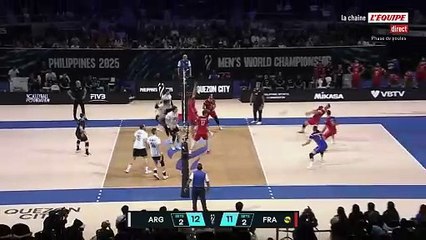 Théo Faure au sol après avoir reçu un ballon en pleine tête - Volley - Ch. monde (H) - Bleus