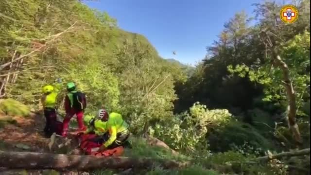 Fungaiolo cade in un canalone a Pianaccio: soccorso con elicottero e verricello, viene portato in ospedale con codice di massima gravità