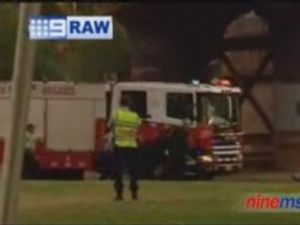 Un anglais ivre sur un pont, secouru par les pompiers