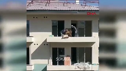 TOKİ konutlarında yeni malzemeleri aşağı atıp kırdılar