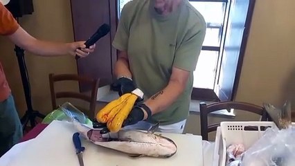 Festival della bottarga di Cabras, il pescatore Giovanni Spanu mostra come avviene la prima fase della lavorazione della bottarga