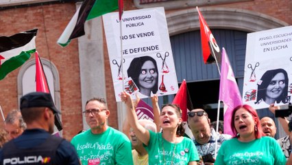Protestas contra Ayuso con banderas de Palestina en la universidad de Alcalá