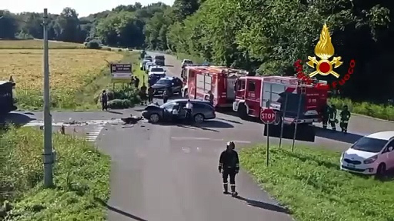 Scuolabus con 21 bambini a bordo si rovescia in Friuli: 5 feriti lievi