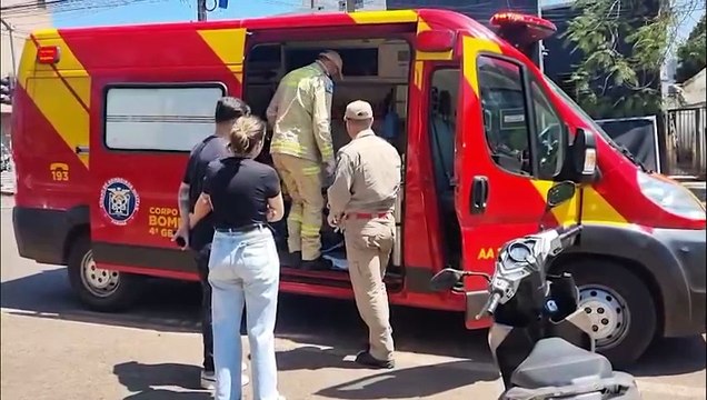 Motoneta e Sandero batem no cruzamento das Ruas Manoel Ribas e Recife