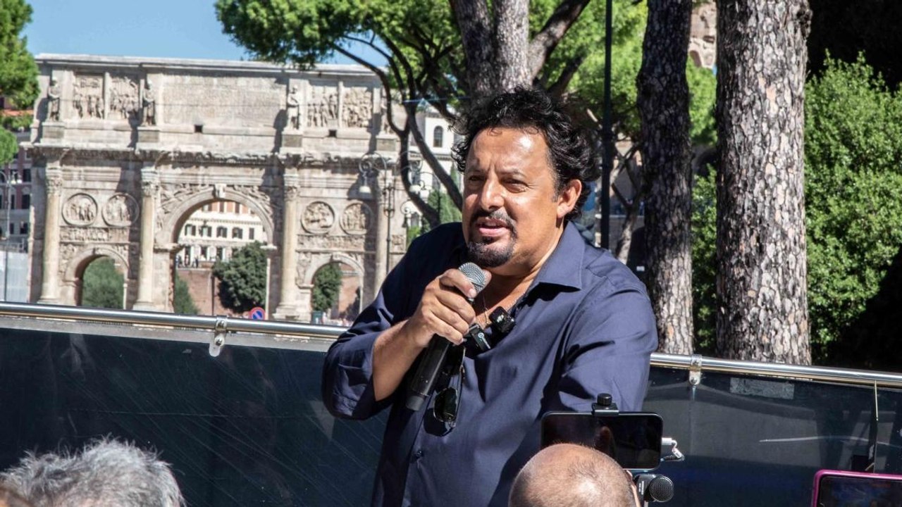 Enrico Brignano in tour tra i monumenti sul bus lancia il ritorno de «I 7 Re di Roma»: «Il mio preferito è Numa Pompilio, amava la pace»