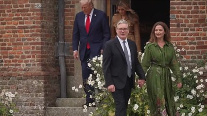 Trump and Starmer watch British 'Red Devils' parachute regiment