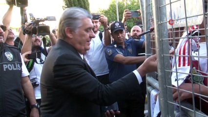 Beşiktaş kafilesi İzmir’e geldi! Serdal Adalı imza dağıttı