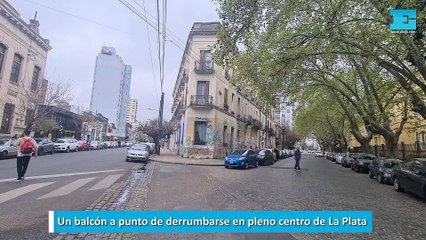 Un balcón a punto de derrumbarse en pleno centro de La Plata