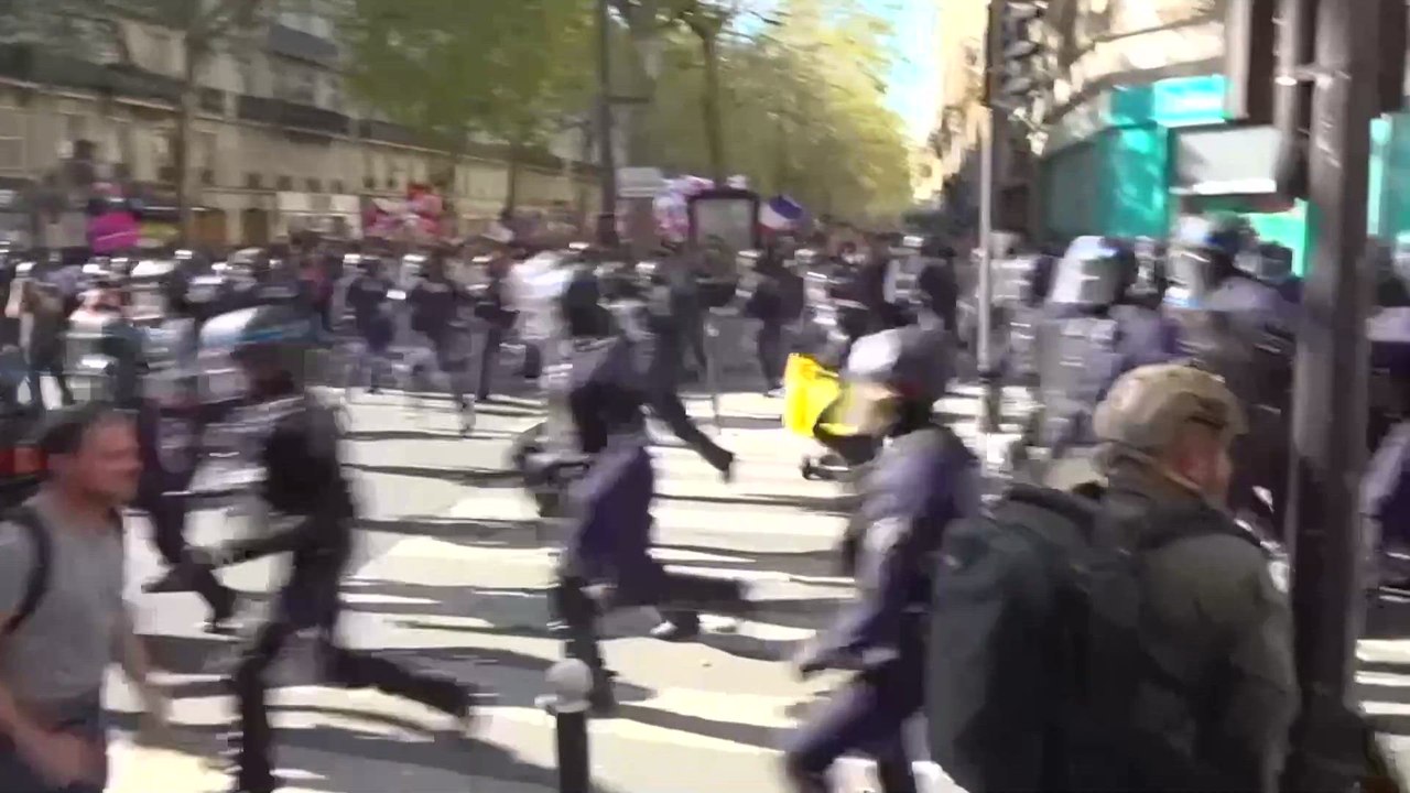 La police utilise des gaz lacrymogènes lors d’une marche à Paris, tandis que certains manifestants jettent des objets