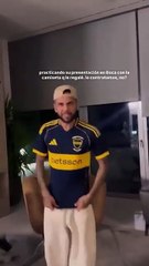 Dani Alves simulando ser presentado en Boca