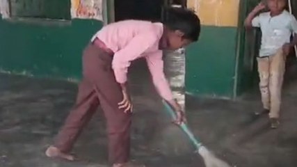 स्कूल में पढ़ाई की जगह बच्चों से लगवाई गई झाड़ू, वीडियो वायरल