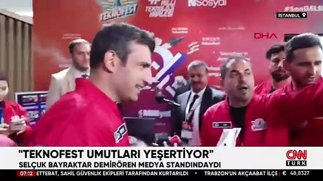 Selçuk Bayraktar Demirören Medya standını ziyaret etti! 'Her Dilden Teknofest' uygulamasını deneyimledi