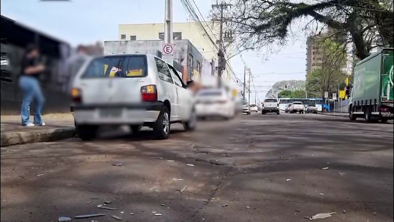 Uno bate contra traseira de Honda City no Centro de Cascavel