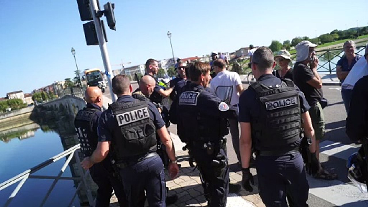 MÂCON : La police repousse les manifestants qui bloquent le pont St-Laurent