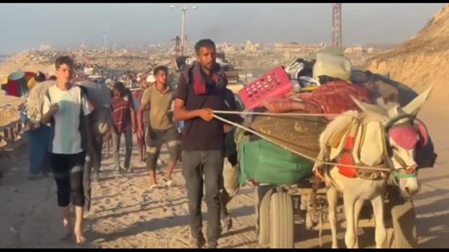 In fuga da Gaza City, le immagini dell'esodo: Lasciateci vivere