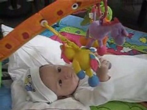 Aïdan sur son tapis de jeux 2