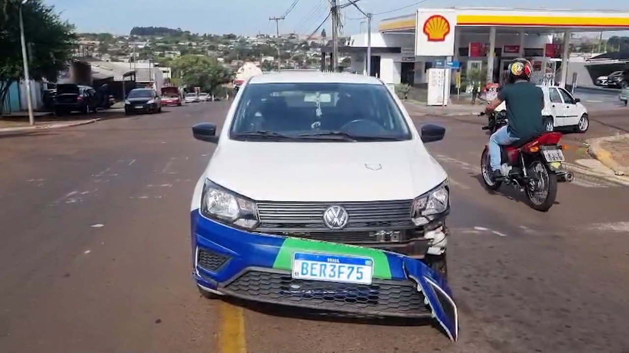 Carro da Secretaria de Saúde do Paraná se envolve em acidente na Rua Europa em Cascavel