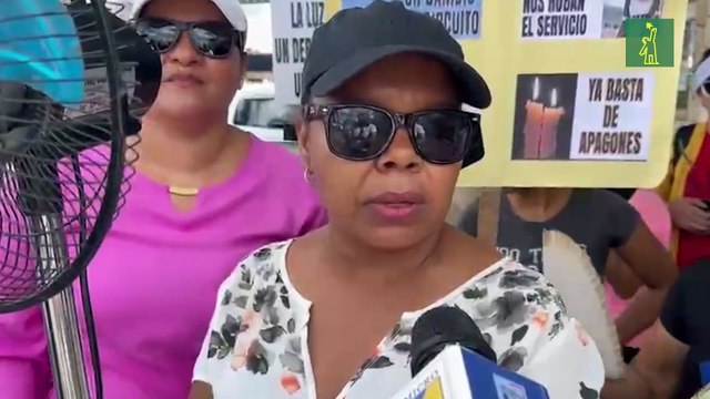 Comunitarios de la Zona Sur, en Higüey, protestan contra apagones frente a oficina de EDEEste