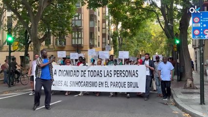 Inmigrantes sin papeles exigen una vivienda en una protesta respaldada por la izquierda en Zaragoza