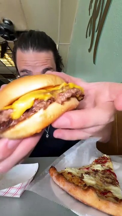 Influencer El Arturito prueba una de las mejores "smash burguers" en California