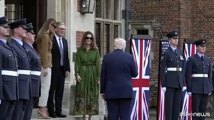 L'ultimo saluto Trump-Starmer (con le First Ladies) prima di partire