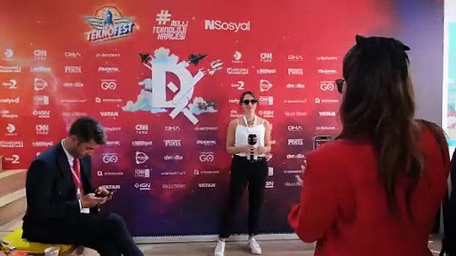 TEKNOFEST'e gelen ziyaretçiler Demirören Medya'nın geliştirdiği 'Her Dilden TEKNOFEST' uygulamasını deneyimledi