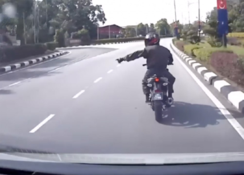 摩托车不让路还要司机左边超车