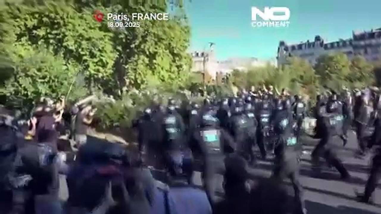 Scontri a Parigi durante la protesta contro il governo Macron