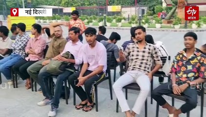 iPhone 17 की दीवानगी! दिल्ली में रात 12 बजे से मॉल के बाहर लाइन में खड़े ग्राहक