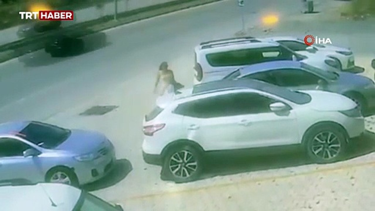 Hareket eden aracı tek eliyle durdurdu
