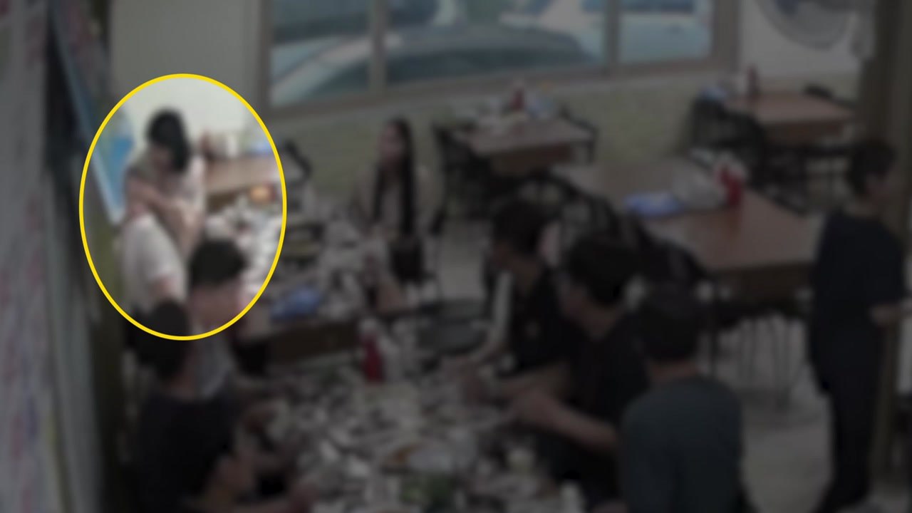 식당서 식사 중 의식 잃고 쓰러진 40대...두 경찰관이 구해 / YTN