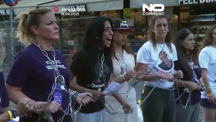 Łańcuchy i protest: matki domagają się zakończenia ofensywy w Gazie