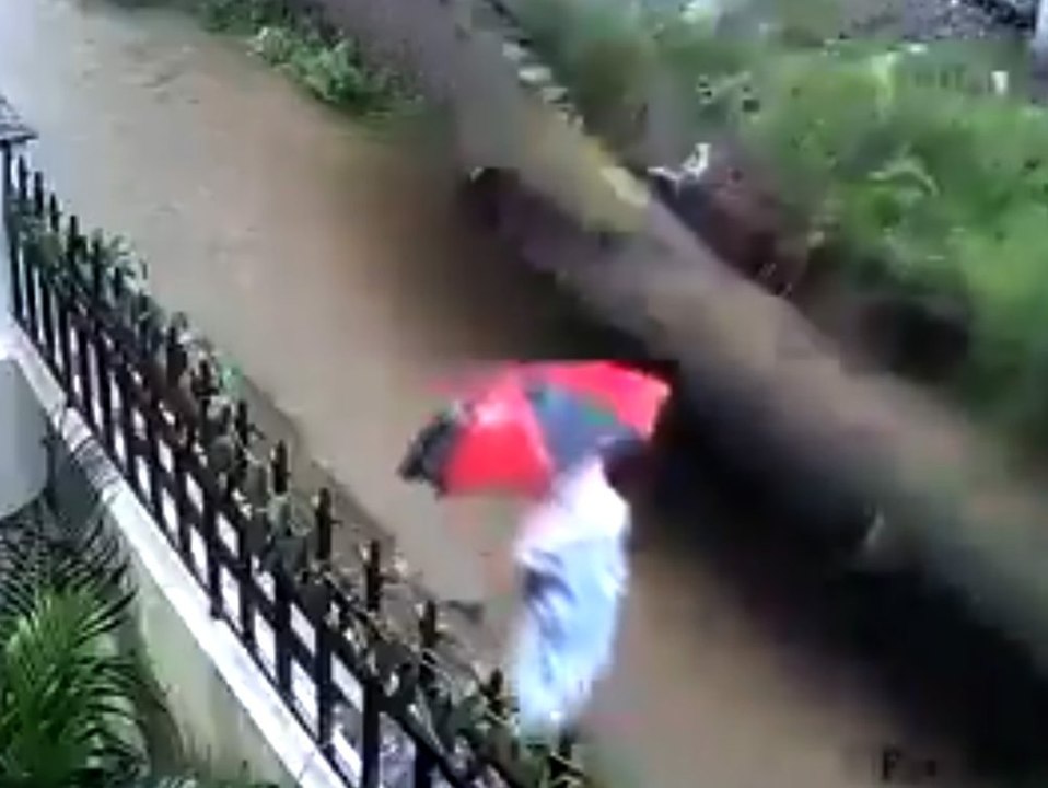 Mauer stürzt um - Frau kommt nur knapp davon