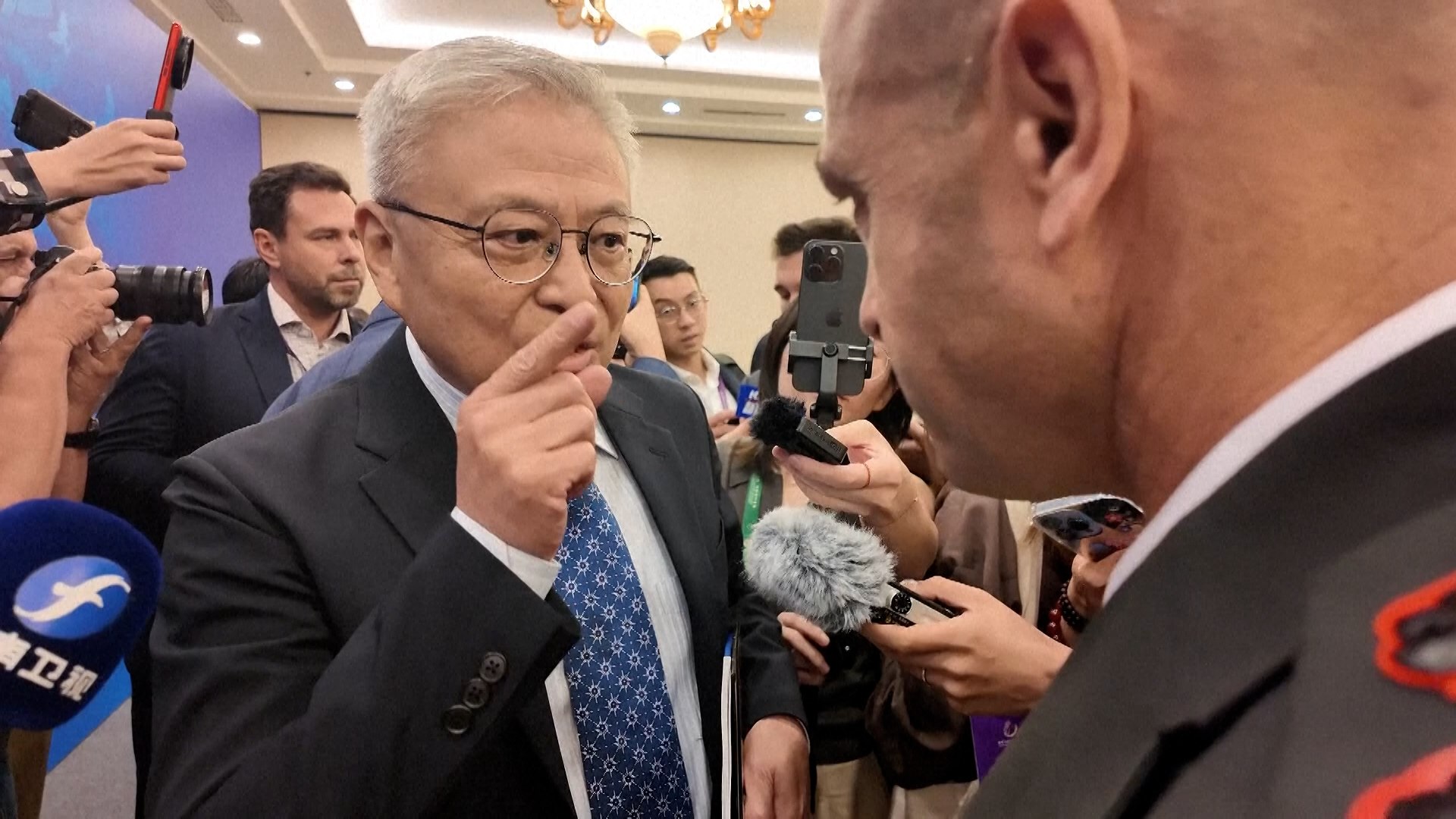 La viral bronca de un académico chino a un militar de Israel por la ofensiva en Gaza