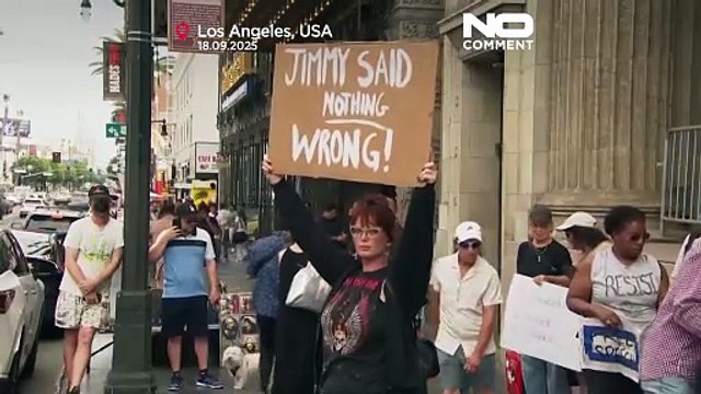 Διαδηλωτές έξω από το στούντιο του Τζίμι Κίμελ μετά το «κόψιμο» της εκπομπής