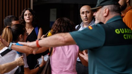 Gritos y acusaciones de las víctimas de la dana al presidente de la CHJ: "Mi madre está muerta"