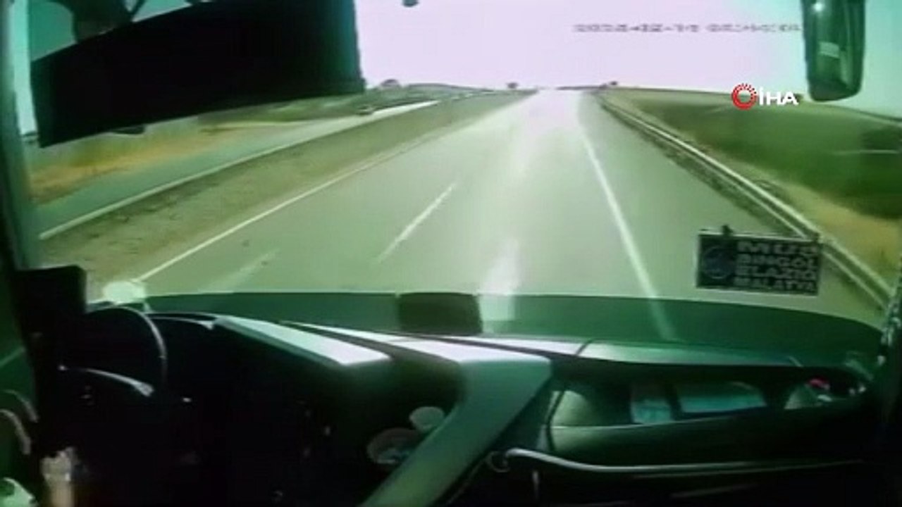 Van yolcu otobüsü ile kamyonetin kaza anı kamerada