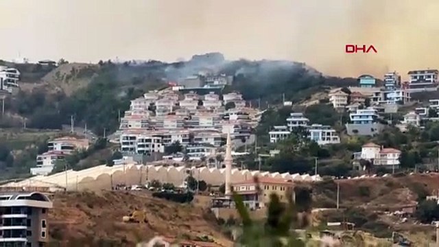 Alanya'da alevlerin yeniden büyüdüğü orman yangınında yerleşim yerleri tehdit altında!