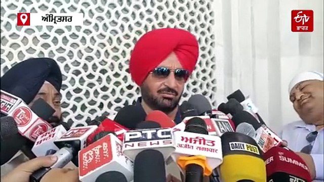 ਹੜ੍ਹ ਪੀੜਤਾਂ ਲਈ ਭਲਾਈ ਦੀ ਅਰਦਾਸ ਕਰਨ ਸੱਚਖੰਡ ਸ੍ਰੀ ਹਰਿਮੰਦਰ ਸਾਹਿਬ ਪਹੁੰਚਿਆ ਇਹ ਵੱਡਾ ਗਾਇਕ, ਕਿਹਾ-ਵਿਦੇਸ਼ਾਂ 'ਚ ਵੀ...