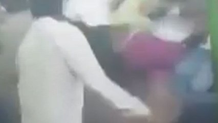 टी स्टाल में भीड़ के बीच घुसी बेकाबू कार